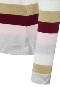 Close-up van de mouw en zoom van een gebreide trui met horizontale strepen in beige, bordeauxrood, roze, grijs, wit en lichtbruin.