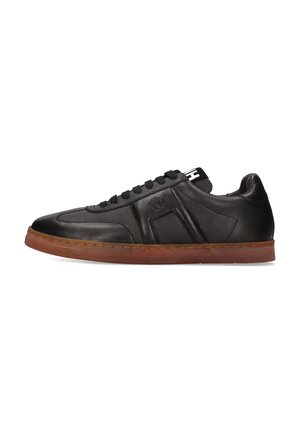 Zapatilla negra de cuero de perfil bajo con suela de goma, cordones negros y logo sutilmente grabado en el lateral y etiqueta de marca en la lengüeta.