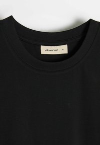 Czarny t-shirt z okrągłym dekoltem wykonany z bawełny. Posiada gładką teksturę oraz metkę z nazwą marki "diverse" w kolorze białym. Rozmiar S.