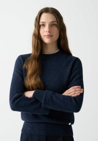 Námornícky modrý sveter z mäkkej zmesi vlny s okr�úhlym výstrihom, rebrovanými manžetami a lemom, s malým logom na boku.