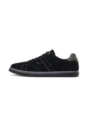 Czarny zamszowy niski sneaker z szarą podeszwą, czarnymi sznurówkami i szarym akcentem na pięcie, widziany z boku na białym tle.