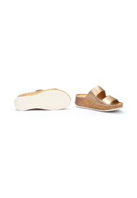 Sandales à enfiler en métal doré avec deux larges brides, un accent en cuir brun et une semelle en caoutchouc blanche texturée. Détails de couture remarquables.
