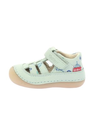 Sandale en cuir vert clair avec plusieurs lanières, un bout arrondi et une semelle en caoutchouc beige clair. Caractéristiques de motifs ludiques sur le thème de l'océan en bleu.