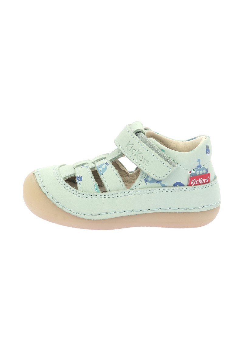 Sandal de cuero verde claro con múltiples correas, punta redondeada y suela de goma de color beige claro. Presenta divertidos patrones temáticos del océano en azul.