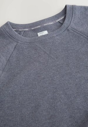 Szary, prążkowany sweatshirt z okrągłym dekoltem i subtelną teksturą, z rękawami raglanowymi, z metką z napisem "czas na marzenia" wewnątrz kołnierza.
