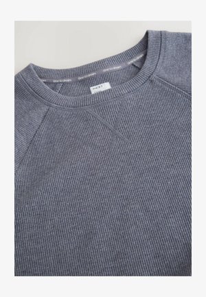 Grey ribbed crew-neck sweatshirt with subtle texture and raglan sleeves, featuring a label reading "time to dream" inside the collar.