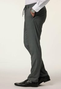 Graue gestreifte Hose mit elastischem Bund, seitlichen Taschen und einem schlanken Design, kombiniert mit schwarzen Dressschuhen.