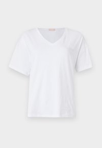 Hvid kortærmet V-hals T-shirt lavet af blødt bomuld, med en diskret logo detalje på brystet. Flad, glat tekstur.