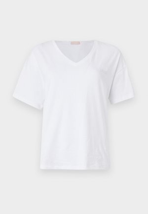 Fehér, rövid ujjú V nyakú póló, puha pamutból készült, finom logó részlettel a mellkason. Simító, sima textúra.