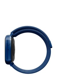 Orologio smart blu con una cassa elegante e arrotondata, dotato di un cinturino in rete metallica testurizzata e un semplice pulsante rotondo laterale.