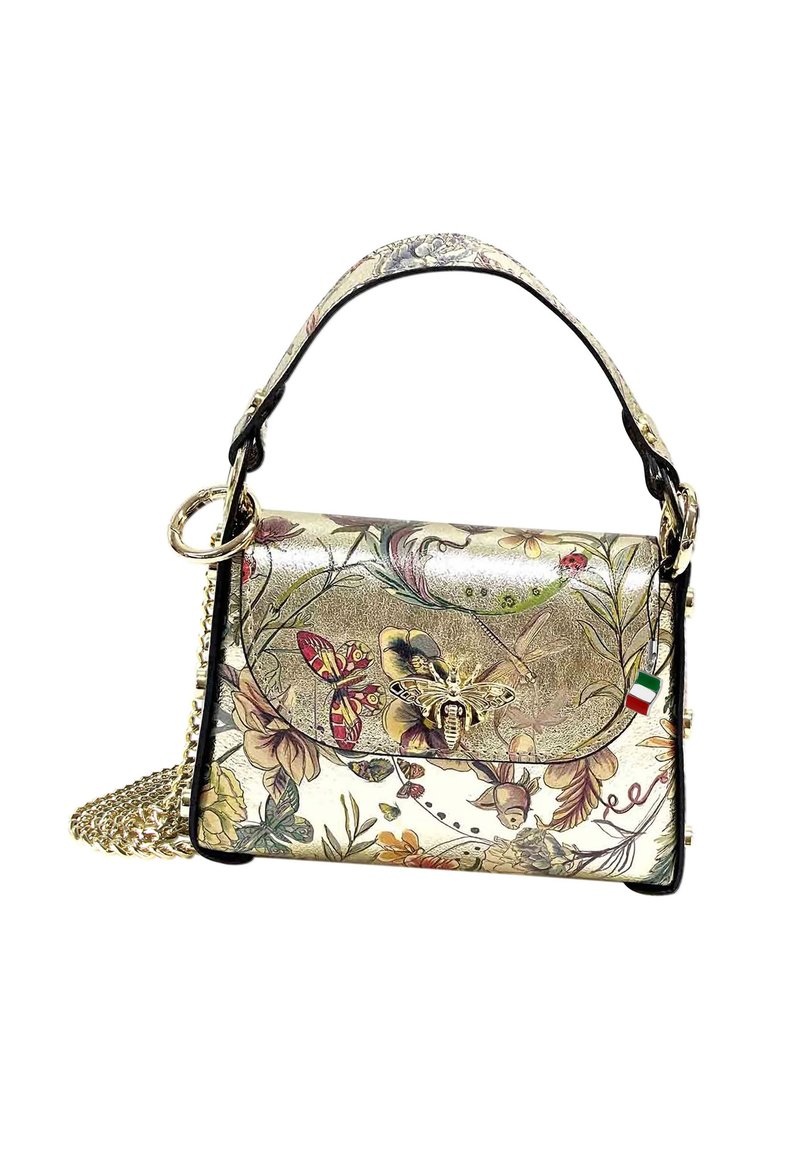 Sac à main à motif floral métallique avec une chaîne en or, des accessoires décoratifs et des couleurs vibrantes mettant en avant des papillons et des fleurs.
