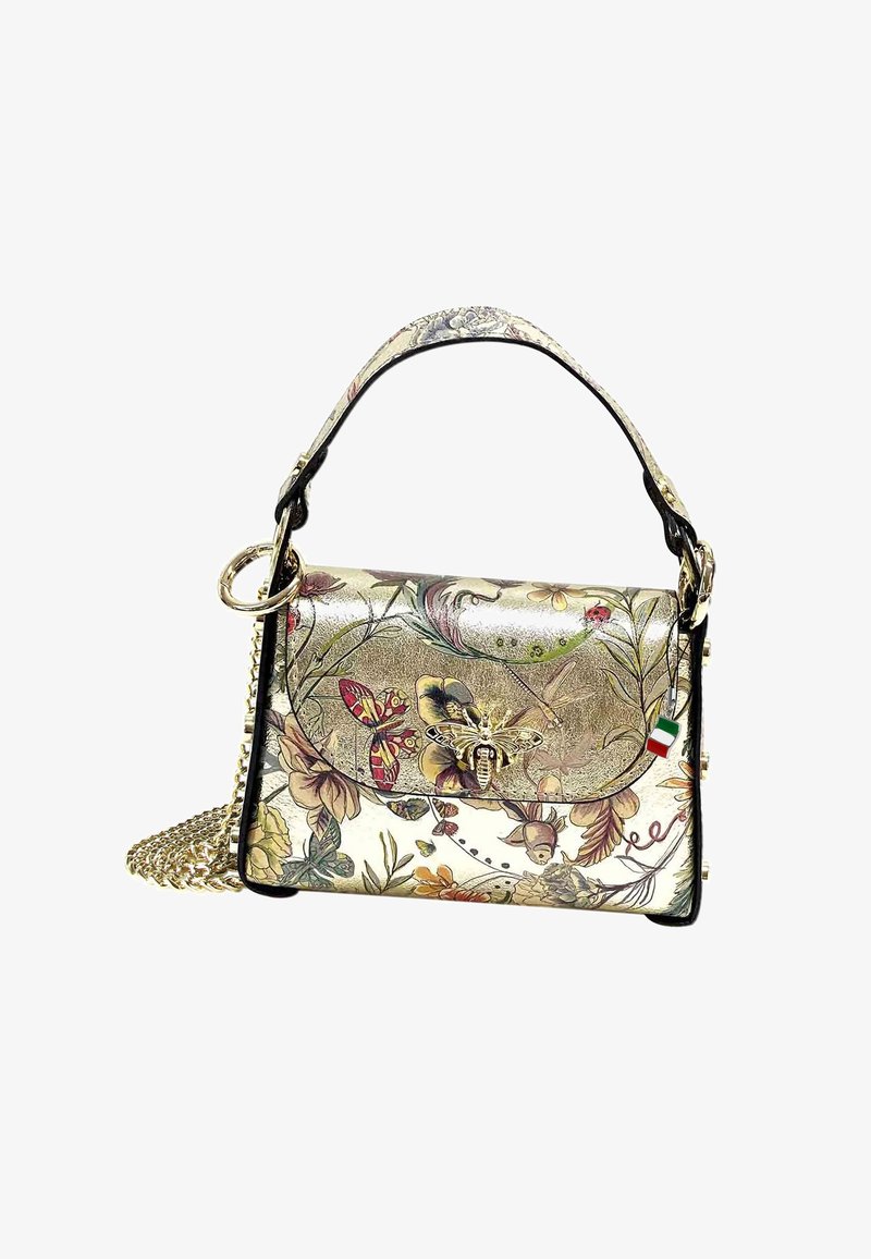 Sac à main à motif floral métallique avec une chaîne en or, des accessoires décoratifs et des couleurs vibrantes mettant en avant des papillons et des fleurs.