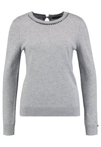 Pull gris clair à manches longues, col rond, accents perlés au niveau du col, et ourlet et poignets côtelés. Texture en maille douce partout.