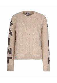 Beige Kabelstrickpullover mit gerippten Bündchen und Saum, runder Ausschnitt und schwarzem Textdetail an beiden Ärmeln.