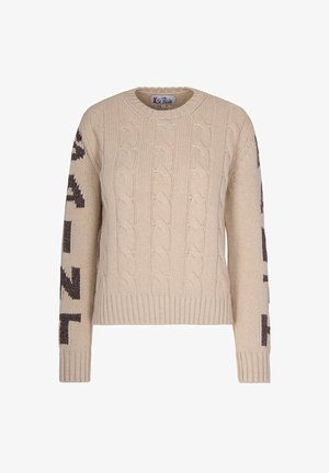 Maglione beige a maglia intrecciata con polsini e orlo a costine, scollatura a girocollo e dettagli testuali neri su entrambe le maniche.