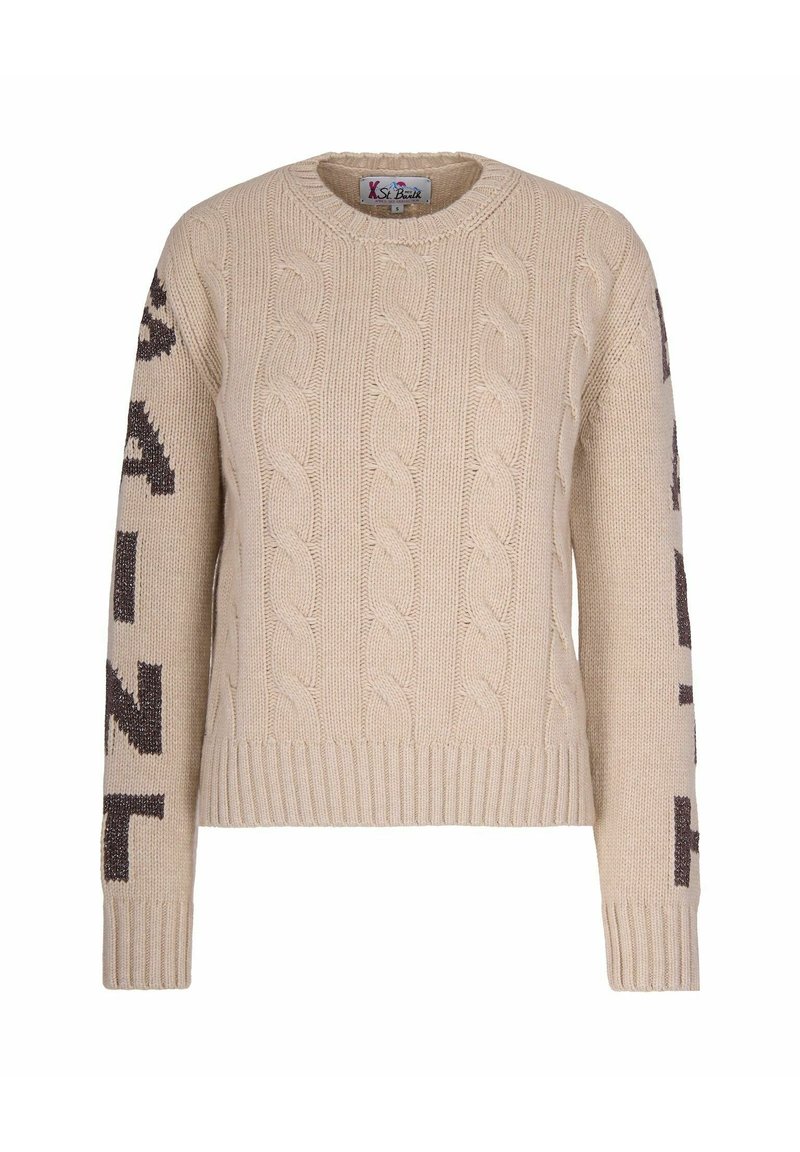Beige Kabelstrickpullover mit gerippten Bündchen und Saum, runder Ausschnitt und schwarzem Textdetail an beiden Ärmeln.