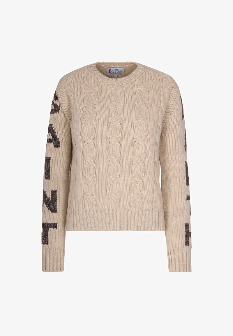 Beige Kabelstrickpullover mit gerippten Bündchen und Saum, runder Ausschnitt und schwarzem Textdetail an beiden Ärmeln.