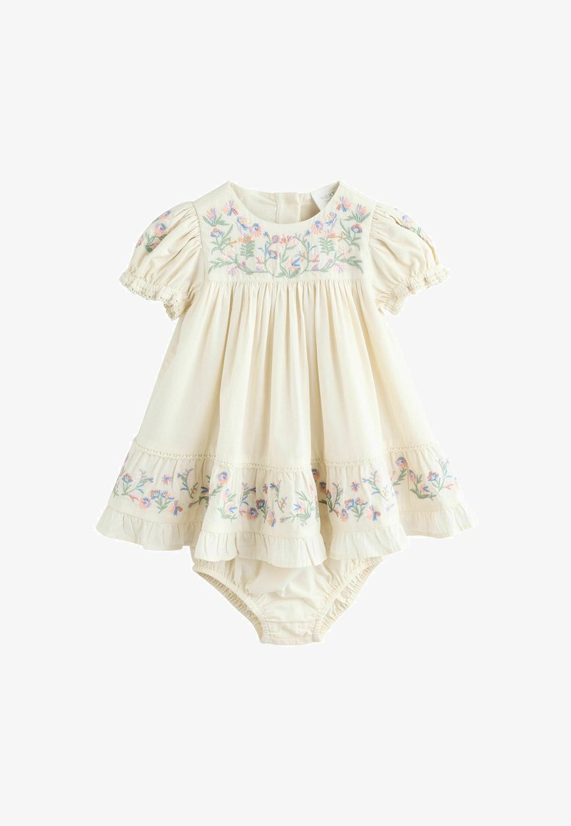 Baby kjole i cremefarve med puffede ærmer og blomsterbroderi langs brystet, ærmerne og kanten, parret med matchende bloomers.