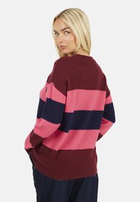 Maglione a righe con colori rosa, blu navy e bordeaux; realizzato in tessuto morbido e strutturato, con scollo rotondo e vestibilità comoda.