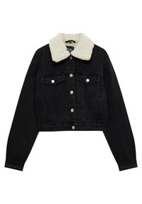 Veste courte en denim noir avec un col en fausse peau lainée crème, des boutons argentés et deux poches poitrine. Dotée de manches longues et d'une coupe ajustée.