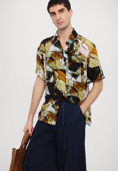 Kortærmet skjorte med et geometrisk, multicolor print i grøn, brun og sort. Lavet af letvægtsstof, med en afslappet pasform og knaplukning.