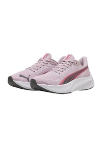 Scarpe da ginnastica rosa con tomaia in rete, caratterizzate da un design testurizzato, dettagli rosa e neri, e una suola bianca ammortizzata.