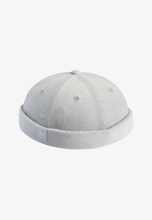 Hellgraue, gerippte Beanie-Mütze mit umgeschlagenem Rand und kleinen genähten Belüftungslöchern oben.