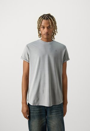 T-shirt gris clair à manches courtes avec un col rond et des manches retroussées ; fabriqué en tissu doux. Présente un petit logo sur la poitrine gauche.