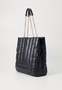 Saco tote em pele sintética preta com um design acolchoado, apresentando duas alças curtas e uma alça de ombro com detalhes em corrente.