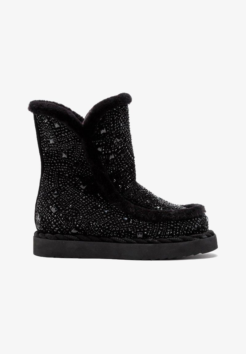 Bottes noires à cheville avec une surface texturée et scintillante, ornées de détails luxueux, avec une doublure douce et une semelle noire robuste.