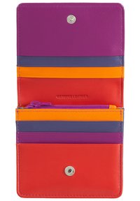 Portafoglio in pelle colorato con una patta viola, base rossa e scomparti per carte a strisce arancioni, viola e blu navy. Presenta un comparto con zip.