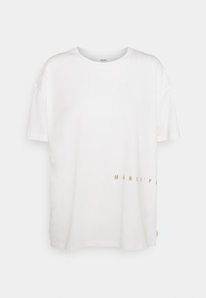 Weißes Baumwoll-T-Shirt mit lockerer Passform, rundem Halsauschnitt, kurzen Ärmeln und goldenem Text "MARC O'POLO", der auf der linken Seite gedruckt ist.
