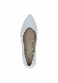 Ballerina bianca con punta affusolata in materiale sintetico liscio. Presenta un scollo basso e un interno beige morbido con il logo del marchio.