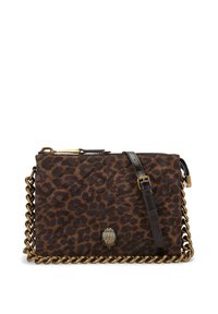 Borsa in suede con stampa leopardata, dotata di tracolla in bronzo e hardware decorativo. Presenta una chiusura con zip e un emblema decorativo sul fronte.