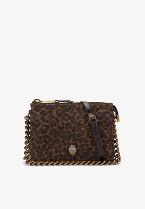 Borsa in suede con stampa leopardata, dotata di tracolla in bronzo e hardware decorativo. Presenta una chiusura con zip e un emblema decorativo sul fronte.