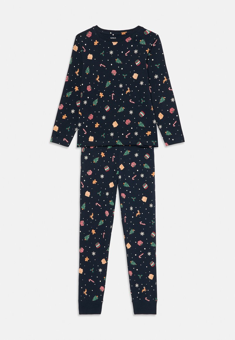 Conjunto de pijama azul-marinho com mangas longas e calças, adornado com padrões coloridos de festas, incluindo árvores, presentes e bengalas de doce.