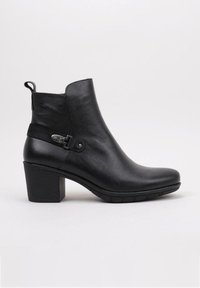 Bottine noire en cuir lisse, avec un talon carré, un détail de boucle sur le côté et un bout arrondi. Semelle texturée pour une bonne adhérence.