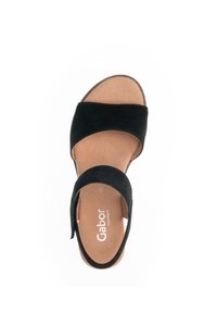 Zwarte suède sandaal met brede bandjes, open teenontwerp en verstelbare enkelsluiting. Zachte beige voetbed met zichtbaar Gabor-merk.