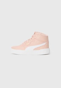 Baskets mi-hautes roses avec semelle blanche, rayure latérale blanche, devant à lacets et doublure en molleton douce.