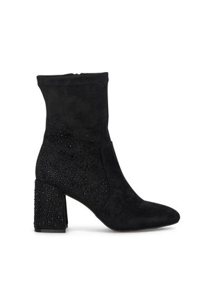 Botines negros de ante con puntera afilada, adornados con estrás en el tacón bloque y en el lado superior para textura y detalle.