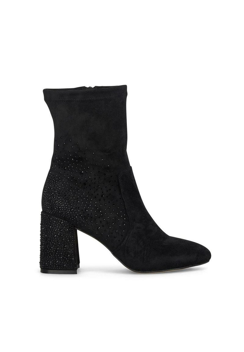 Botines negros de ante con puntera afilada, adornados con estrás en el tacón bloque y en el lado superior para textura y detalle.