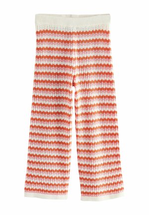 Strikkede bukser til småbørn med ribbet tekstur, med vandrette striber i hvid, orange og pink samt elastik i taljen.