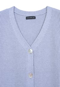 Cardigan côtelé gris clair avec un col en V, arborant trois boutons ressemblant à des perles sur le devant, fabriqué en tissu doux et texturé.