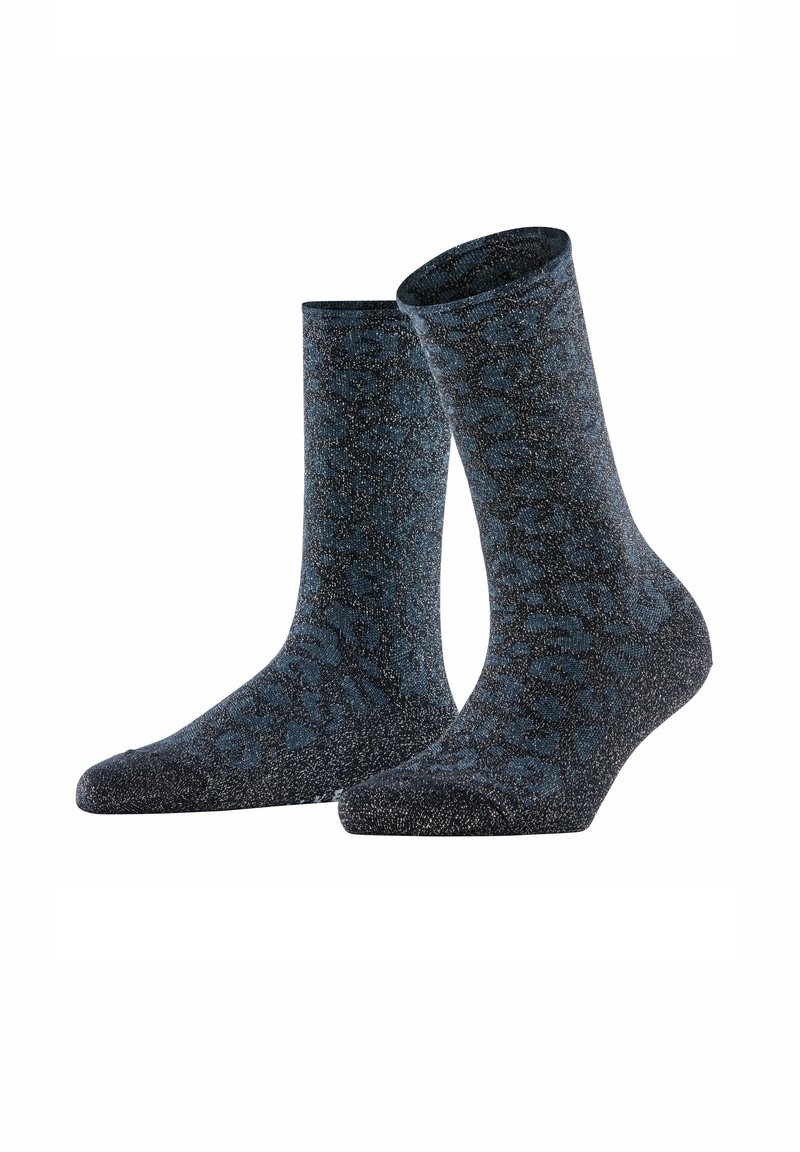 Een paar mid-calf donkerblauwe sokken met subtiele zwarte luipaardprint en zilveren metallic draad op een witte achtergrond.