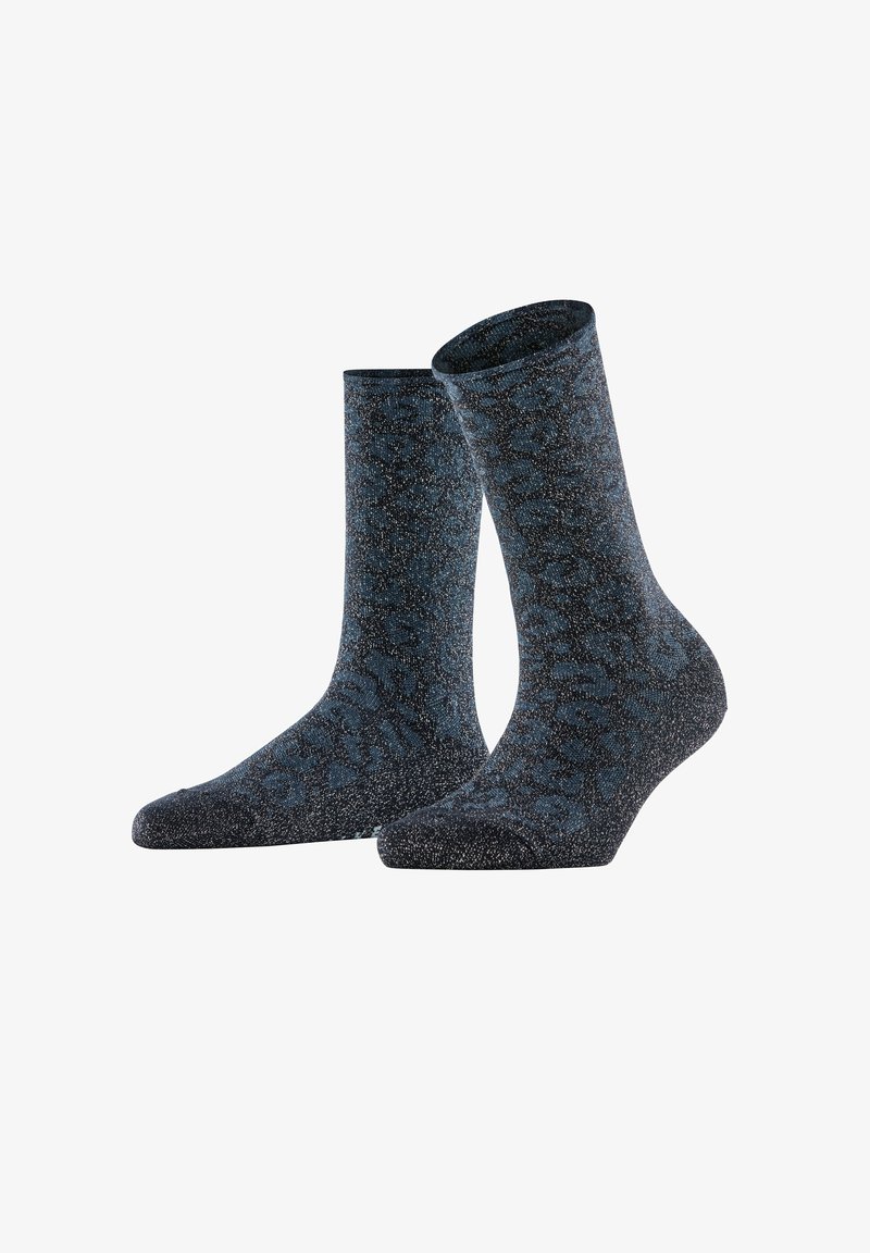 Un paio di calzini blu scuro a metà polpaccio con un sottile motivo leopardato nero e fili metallici argento su uno sfondo bianco.