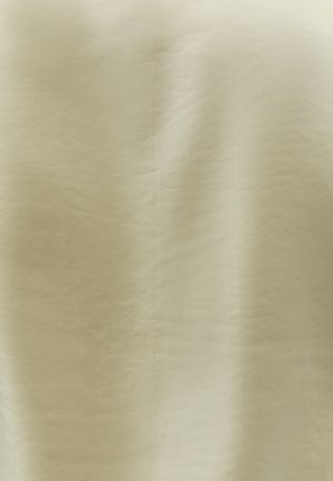 Tela beige claro con una textura vertical sutil y pliegues suaves que crean sombras y reflejos delicados.