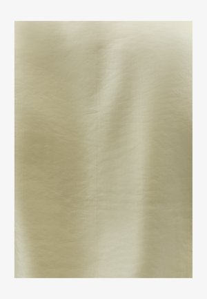 Tela beige claro con una textura vertical sutil y pliegues suaves que crean sombras y reflejos delicados.