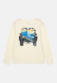T-shirt à manches longues crème avec un graphique d'un véhicule tout-terrain noir sur fond de paysage montagneux bleu, accompagné du texte "Explorez Plus" en dessous.