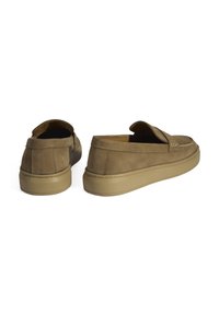 Braune WildlederSlipper mit abgerundeter Spitze, mit einem Slip-On-Design und genähten Details entlang des Obermaterials. Profilierte Gummisohle für Traktion.