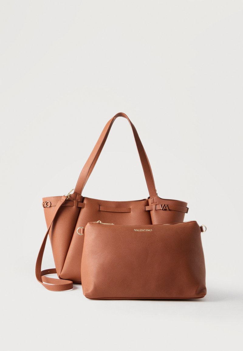 Καφέ δερμάτινη τσάντα tote Valentino με δύο ιμάντες ώμου και ταίριαστο φερμουάρ-νεσεσέρ μπροστά, παρουσιάζεται σε λευκό φόντο.